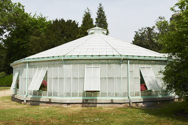 une galerie de géraniums en forme de chapiteau