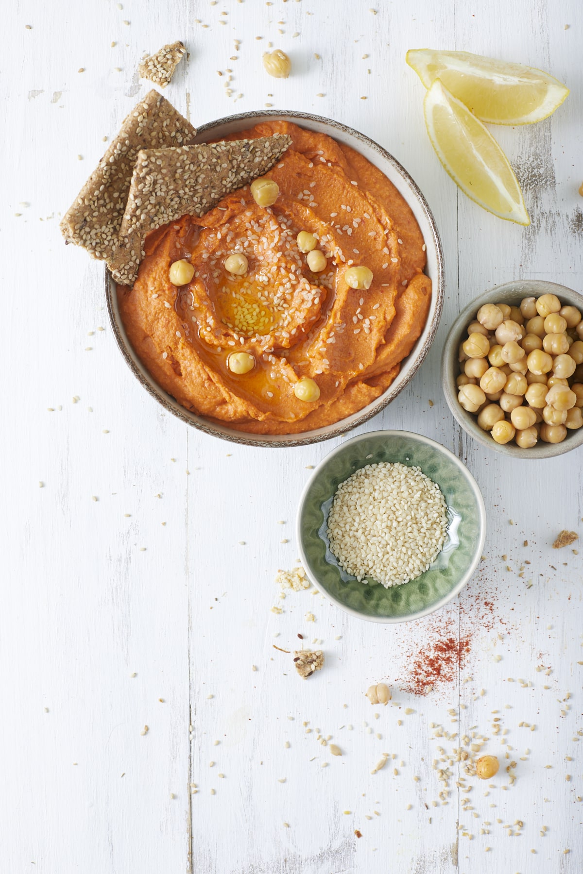 Houmous de poivrons photographié en plongée avec espace négatif sur fond blanc
