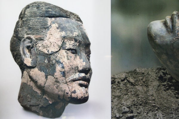 Des pigments sur un tête et des pieds attestent de la chromie de ces soldats.