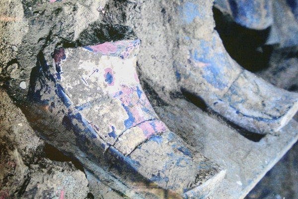 Des pigments sur un tête et des pieds attestent de la chromie de ces soldats.
