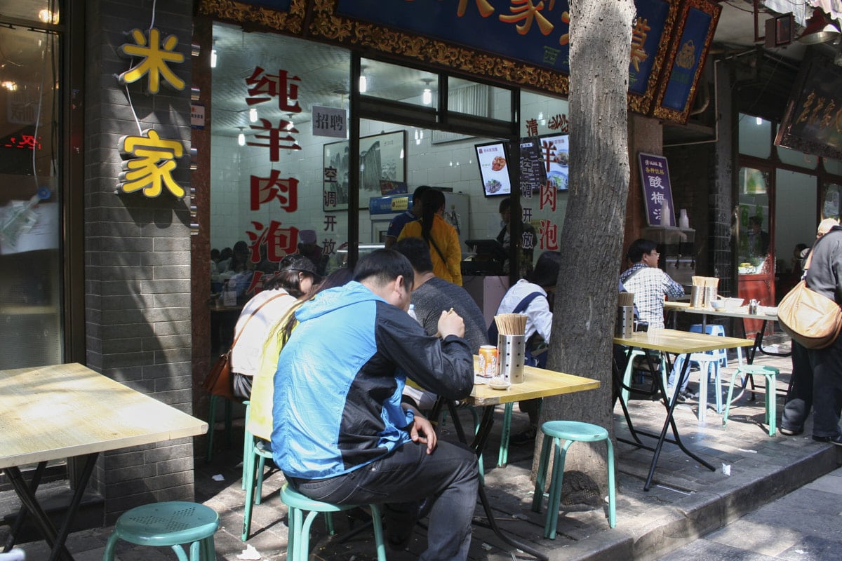 Petit restaurant avec les clients attablés