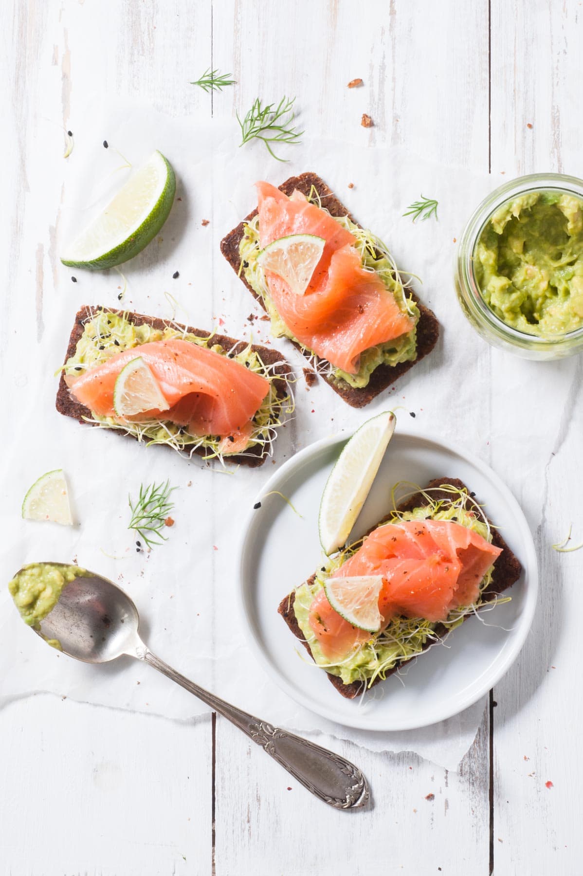 Toasts saumon avocat avec un quartier de citron.