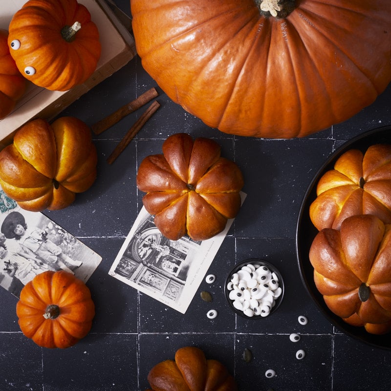 Petits pains à la courge façonnés en forme de citrouilles pour Halloween