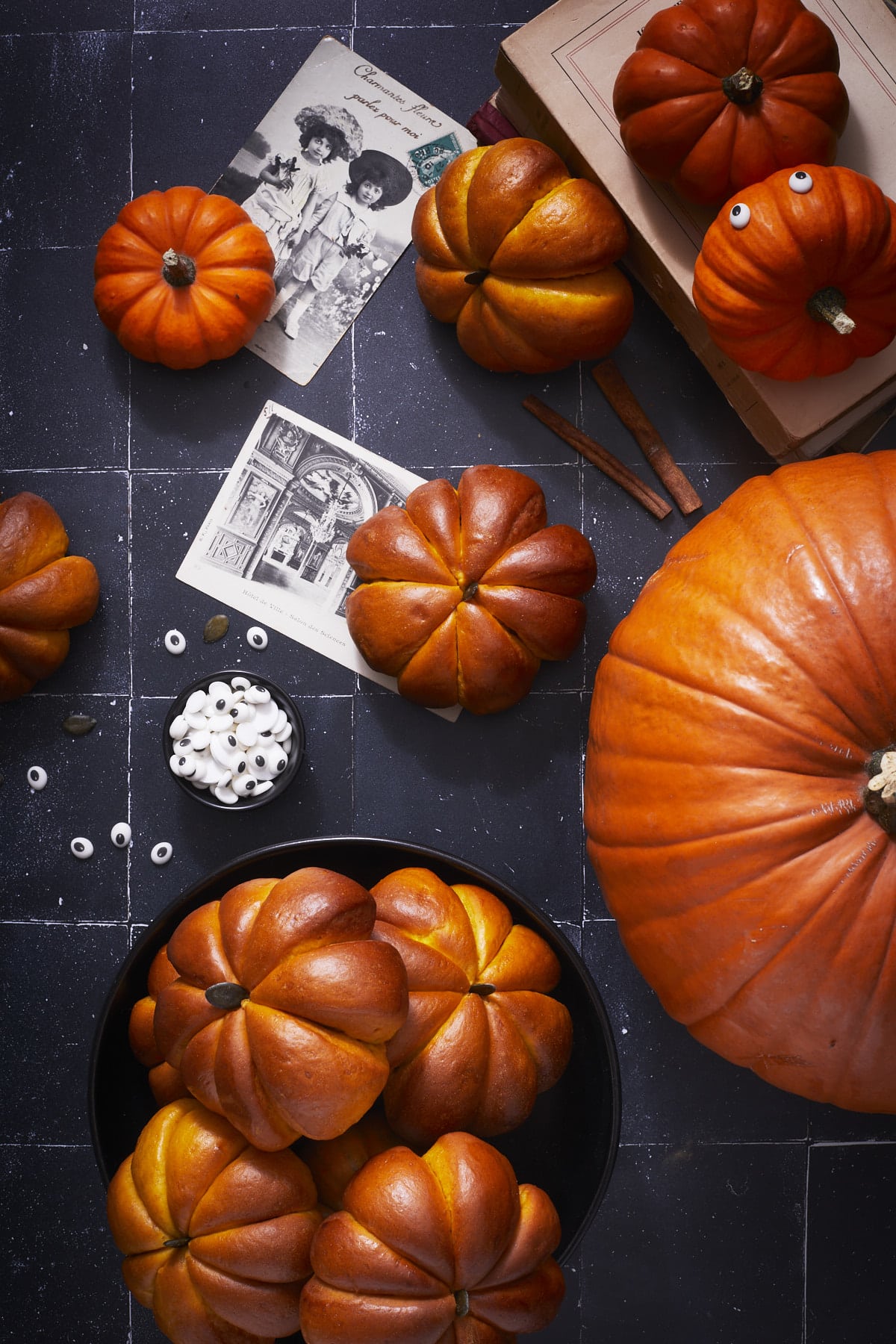 Des petits pains en forme de citrouilles se confondent avec des vraies courges