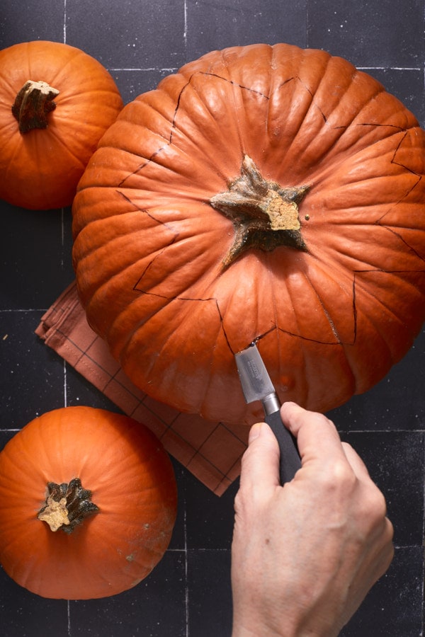Découpe au couteau du chapeau de la courge en suivant un tracé en zigzag