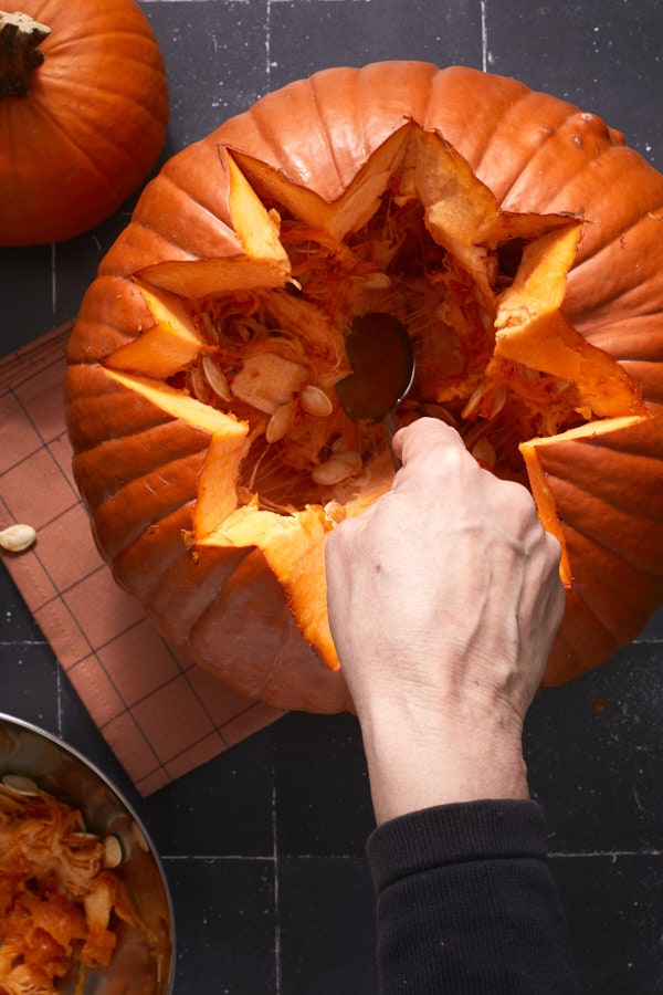 Retrait des graines et des filaments de la courge à l’aide d’une cuillère