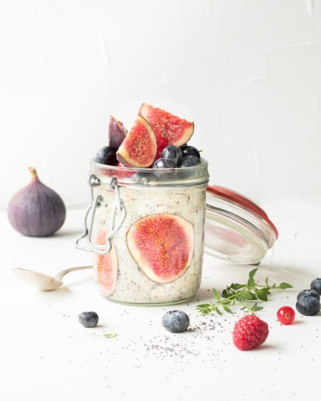 Hello ! Un petit déj bien costaud pour éviter les fringales matinales jusqu’au repas de midi ! Porridge de riz et d’avoine avec des figues et des myrtilles ! 😋😉😋
.🇬🇧Some oats and rice porridge with figs and red fruits for a good breakfast !😋😉😋
.
.
.
.#feedfeed #f52grams #thefeedfeed #porridge #porridgebowl #porridgelover #porridgepassion #riceporridge #oatsporridge #breakfastporridge #foodblogfeed #figs #figues #avoine #floconsavoine #homemadeporridge #breakfastrecipes #porridgerecipe #food_glooby #petitdejeunerhealthy #healthyfood #mangersainetbon #mangersainement #foodstyling #foodphotography #lr_savor #lr_vibrant #easyrecipe #recettefacile