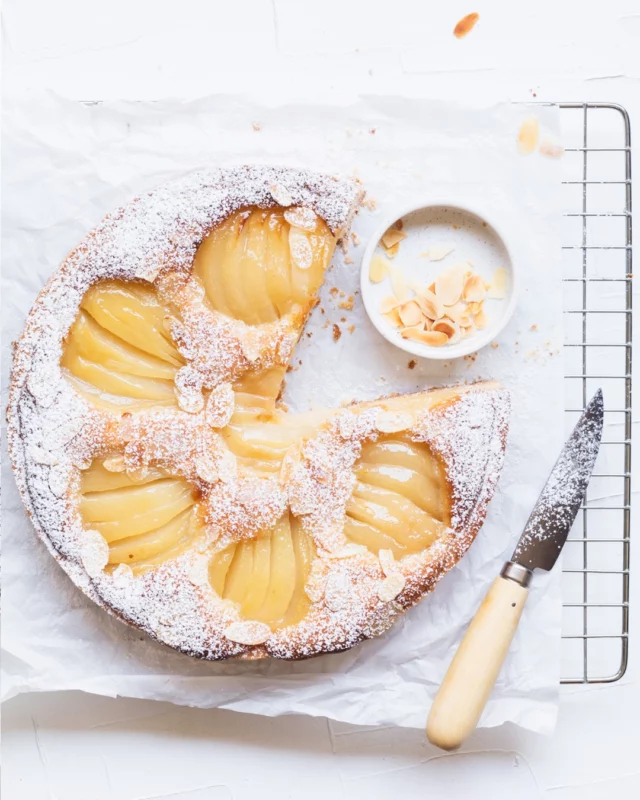 Hello ! Pour ce soir, voici une tarte Bourdaloue. Poires fondantes, crème d’amande bien parfumée, pâte croustillante… la douceur parisienne par excellence ! Un dessert créé au XIXe siècle qui n’a pas pris une ride ! 😉😋 Enjoy !