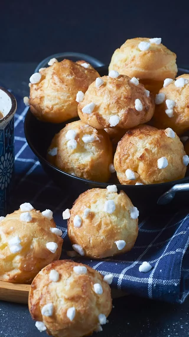 Hello ! 

Pour ce soir, une recette de chouquettes, un grand classique très simple à réaliser. Mais si, mais si !😉

Pour 40 chouquettes : 

Ingrédients
150 g de farine T45
100 g de beurre doux
250 ml d’eau
20 g de sucre semoule
1/2 CC de sel
4 œufs
50 g de sucre perlé

Préparation
1. Préchauffez le four à 200°C.
2. Dans un poêlon, amenez l’eau, le beurre, le sucre et le sel à ébullition.
3. Versez-y en une fois toute la farine et mélangez. Poursuivez la cuisson jusqu’à ce qu’un fine pellicule se forme dans le fond de la casserole.
4. Transvasez la pâte dans un récipient. 
5. Laissez-la tiédir jusqu’à ce qu’elle ne dégage plus de fumée.
6. Ajoutez les œufs un par un en mélangeant bien entre chacun d’eux. Utilisez de préférence un batteur électrique.
7. Mettez la pâte dans une poche à douille avec une douille unie de 10 mm de diamètre.
8. Beurrez et farinez une plaque de cuisson ou tapissez-la  de papier sulfurisé. Faites des petits choux en quinconce, bien écartés les uns des autres pour éviter qu’ils ne collent les uns aux autres en gonflant à la cuisson. Ils vont doubler voire tripler de volume.
9. Saupoudrez les choux de sucre perlé.
10. Enfournez pour environ 12 minutes.
11. Laissez refroidir sur une grille.

#chouquettes #foodstyling #foodphotography