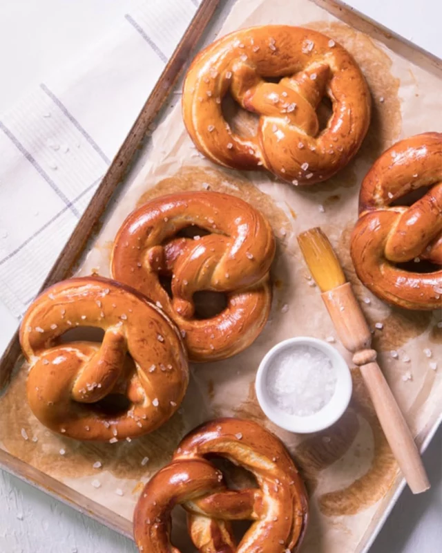 Aujourd’hui place aux bretzels maison ! Voilà une recette de bretzels qui fleure bon l’Alsace, l’occasion de fêter l’ouverture de ses marchés de Noël !🎄🥂 

Une croûte dorée, un cœur moelleux et le petit goût légèrement alcalin typique du bretzel : difficile de ne pas en manger un second, voire un troisième 🤩😲😅 !
Tu veux la recette ? Fais défiler le carrousel et sauvegarde ce post pour la cuisiner quand bon te semble !Et dis-moi ! Es-tu plutôt sucré, salé ou bien les deux ?😉
#foodphotographybelgium  #photoculinaire#bretzelmaison  #alsacefood  #comfortfood