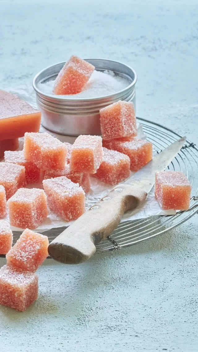 Et pourquoi ne pas offrir des cadeaux gourmands à Noël !🎄

Aujourd’hui, je vous propose la recette de la pâte de coings maison, une gourmandise qui se dévore seule ou accompagnée d’un fromage raffiné. Un cadeau idéal !

Voici la recette !

Ingrédients :
1 kg de coings
Du sucre (la même quantité que la pulpe obtenue)
1 citron jaune

Préparation :
1. Pressez le jus de citron et réservez les pépins.
2. Frottez les coings au papier absorbant pour en ôter le duvet et rincez-les à l’eau froide.
3. Coupez-les en morceaux. Ôtez les trognons et mettez-les dans une mousseline avec les pépins du citron pour bénéficier de leur pectine pendant la cuisson. 
4. Placez les morceaux de coings, le jus de citron et la mousseline dans une casserole et couvrez d’eau.
5. Amenez à ébullition puis laissez frémir pendant 1 heure jusqu’à ce que les coings soient tendres.
6. Égouttez-les au travers d’un chinois fin. Pressez la chair pour en extraire le maximum de jus. Réservez le jus pour faire de la gelée.
7. Mixez la chair de coings et pesez-la. Ajoutez-y la même quantité de sucre.
8. Faites cuire à feu doux sans cesser de remuer jusqu’à ce que la pâte s’épaississe et se détache des parois.
9. Tapissez un moule de papier sulfurisé et étalez la pâte dedans sur une épaisseur de 2 cm.
10. Laissez sécher à température ambiante pendant 48 heures et retournez la pâte en vous aidant du papier sulfurisé pour faire sécher l’autre face pendant 48 heures. 
11. Coupez la pâte de fruits en cubes et roulez-les dans du sucre cristallisé. Conservez dans une boîte métallique.

En mode zéro déchet, consultez la recette de la gelée de coings sur le blog Cook and Crunch pour consommer le jus de coings réservé 😉!

Enjoy !😋

#patedecoing  #coings #foodphotographybelgium  #slowfood  #Christmas  #cadeauxgourmands  #homemadegift  #foodstylist