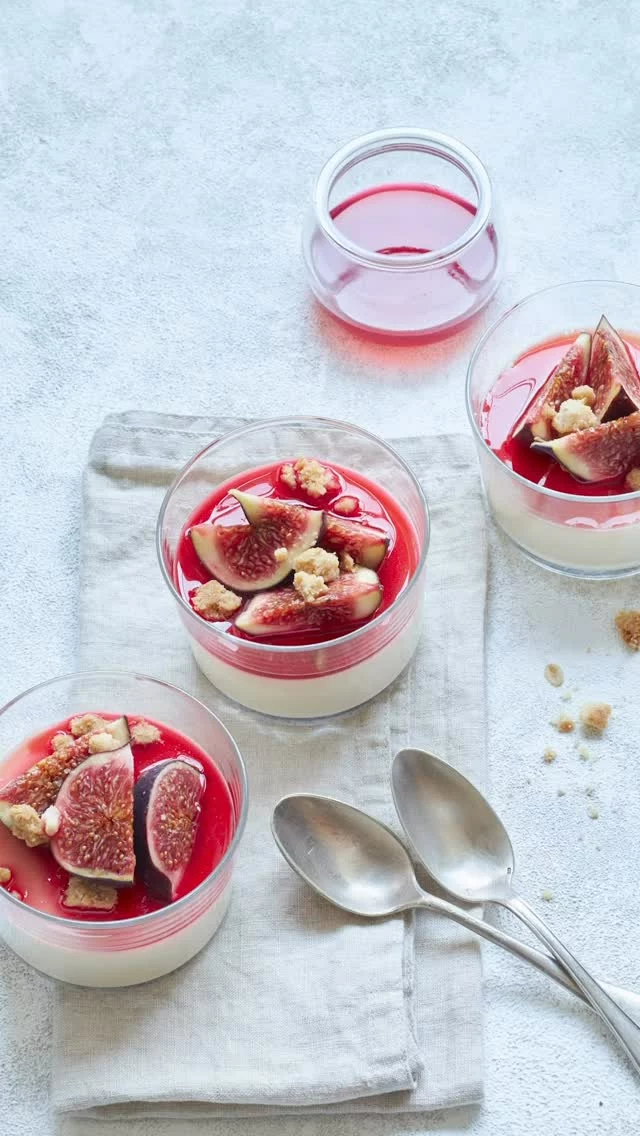 Légendes Instagram

Pour ce soir, voici une panna cotta aux figues !  Crémeuse, parfumée et toute en légèreté, un dessert sans culpabilité à l’approche des fêtes de fin d’année. 

Ingrédients
Pour la panna cotta : 350 ml de crème fleurette 150 ml de lait entier 4 g de gélatine pour une présentation en verrines (6 g pour une présentation démoulée) 1 gousse de vanille 60 g de sucre  Pour le crumble : 60 g de farine T45 40 g de beurre 30 g de sucre 15 g de flocons d’avoine 1 pincée de sel  Pour le coulis figues – groseilles : 200 g de groseilles et de figues 3 CS de miel 50 ml d’eau  Pour la décoration : 6 figues fraîches

Préparation
Pour la panna cotta : 1. Trempez les feuilles de gélatine dans de l’eau froide jusqu’à ce qu’elles soient complètement ramollies. 2. Fendez la gousse de vanille dans la longueur et grattez-en les graines au couteau. 3. Dans un poêlon, versez la crème fleurette, le lait, le sucre, et la gousse de vanille fendue et ses graines. Mélangez et amenez à ébullition. 4. Retirez du feu, ôtez la gousse et incorporez la gélatine essorée. Mélangez. 5. Versez la crème dans des verrines ou dans des moules. Laissez au frais pendant 5 heures.  Pour le crumble : 6. Mélangez les flocons d’avoine, la farine, le sel et le sucre. Ajoutez-y le beurre froid détaillé en petits morceaux. 7. Mélangez du bout des doigts jusqu’à obtention d’une texture sableuse. 8. Étalez la pâte sur une plaque de cuisson recouverte de papier sulfurisé et enfournez pour 10 minutes à 180°C. Le crumble doit sortir doré, il deviendra croustillant en refroidissant.  Pour le coulis : 9. Cuisez les groseilles et les figues dans un poêlon jusqu’à ce que les fruits se soient complètement délités. 10. Pressez les fruits dans une étamine pour n’en récupérer que le jus. 11. Ajoutez le miel au jus et amenez à ébullition. 12. Laissez refroidir.  Pour le montage : 13. Disposez les figues coupées en quatre sur les panna cotta, versez du coulis par dessus et saupoudrez de crumble.

ENJOY ! 

#pannacotta  #foodstylist  #dessertmaison  #foodphotographer